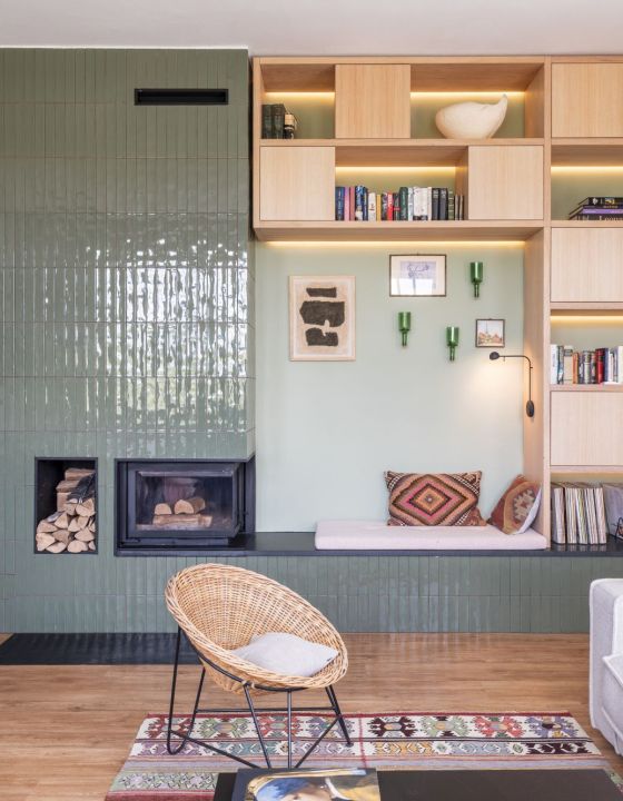 Wohnzimmer gefliester Kamin