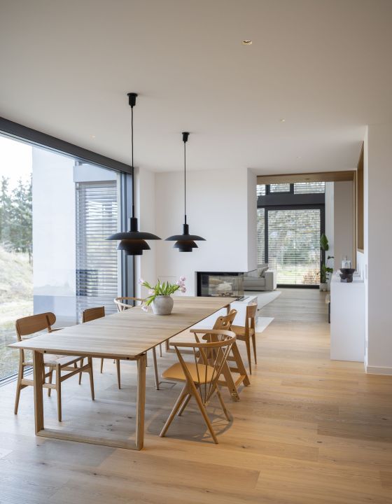 Esstisch mit Lampen von Louis Poulsen