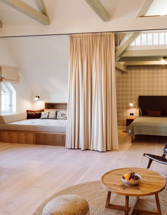 grosses Schlafzimmer mit Wohnraum Holzboden