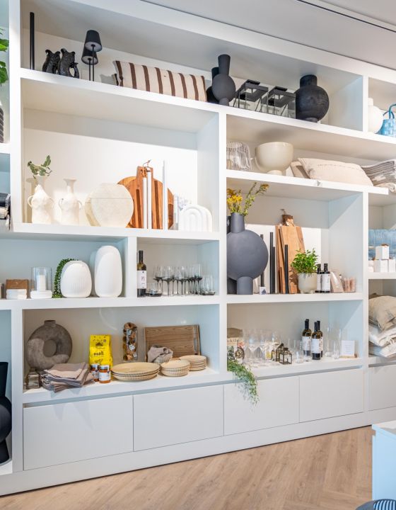 Weisses Regal im Kontor1 in Ahlbeck