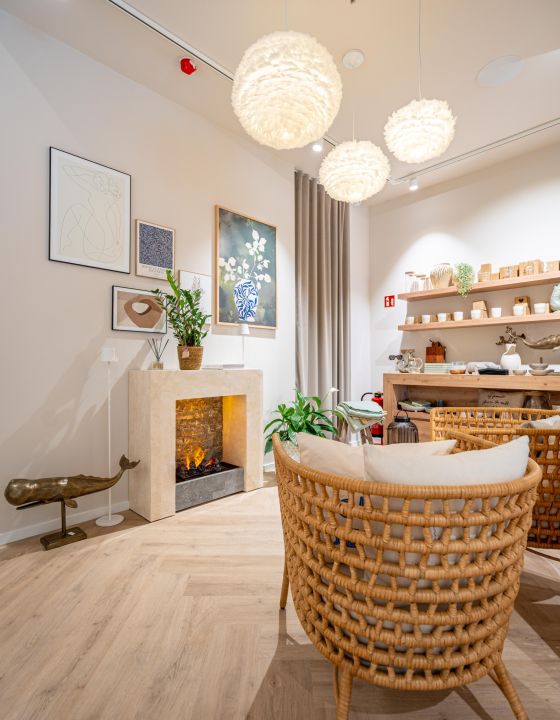 Korbsessel vor Kamin Interiordesign Susanne Kaiser