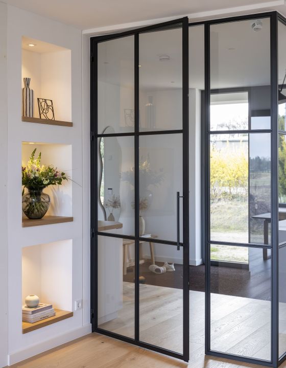 Metalltuer mit Glas und Metallrahmen schwarz Design