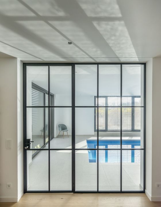 Eingang privater Pool im Einfamilienhaus