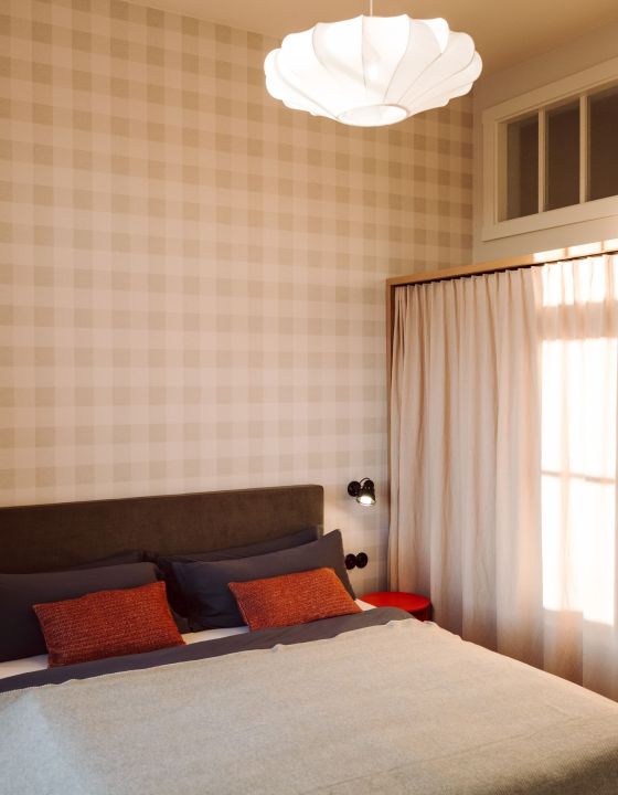 Karotapete im Schlafzimmer auf Gut Kerkow