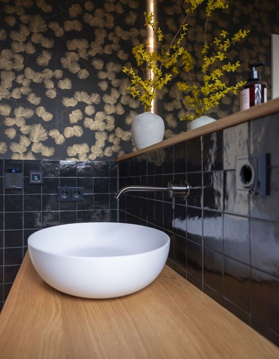 schwarzes Bad mit Eichentisch