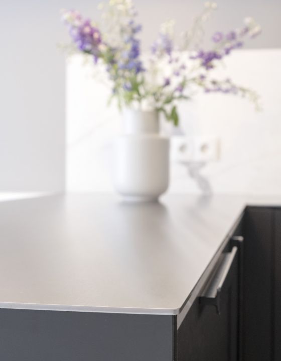 Apartment Nummer 5 schwarze Küche mit Edelstahlplatte 