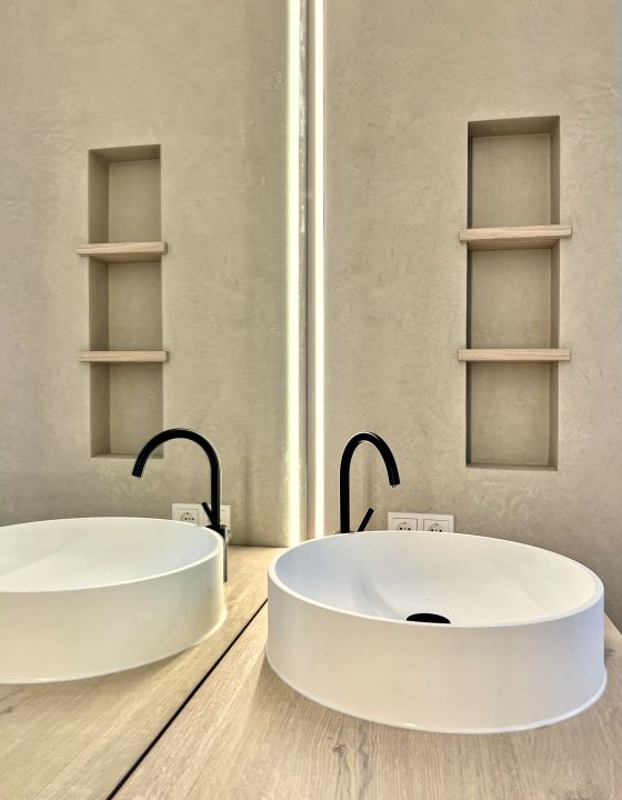 rundes Waschbecken mit Spiegelbeleuchtung