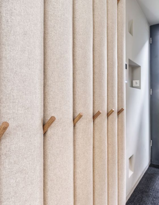 Garderobe gepolstert mit Holzhaken Susanne Kaiser Design
