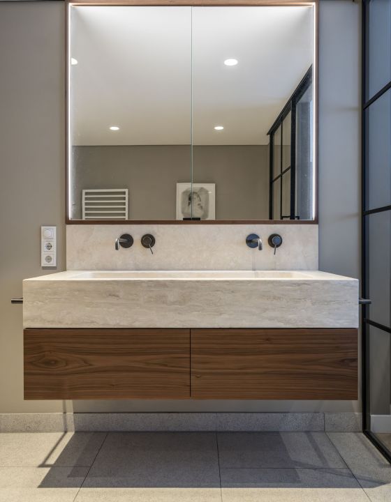 Rechteckiger Waschtisch mit grossem Spiegel